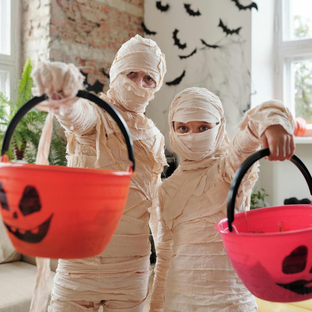 last minute halloween costume ideas rpm living blog couple in mummy costumes holding candy bags